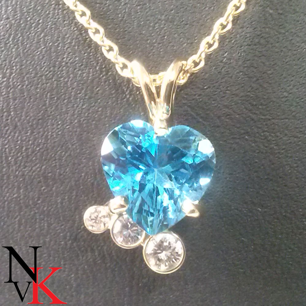 18 karaat geelgouden hanger met een Swiss-blue topaas en drie diamanten