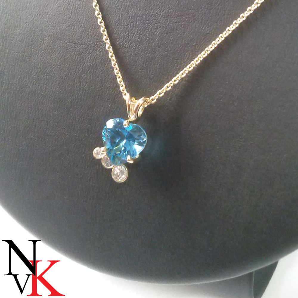 18 karaat geelgouden hanger met een Swiss-blue topaas en drie diamanten