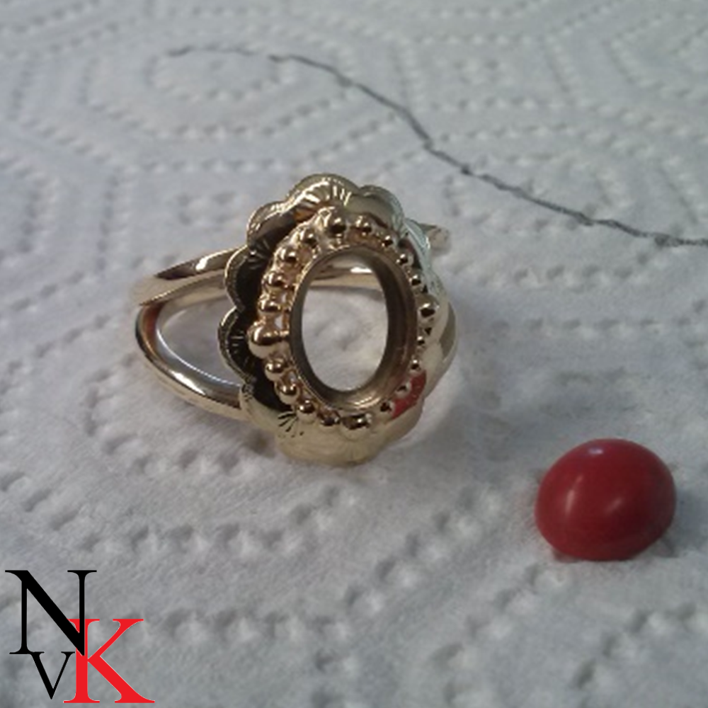 Geelgouden ring met bloedkoraal NvK Goudsmederij