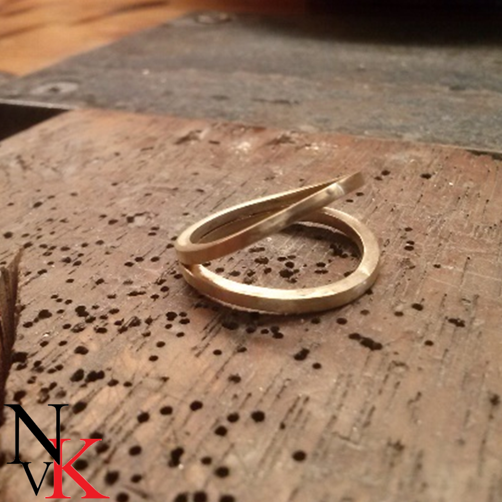 Geelgouden ring met bloedkoraal NvK Goudsmederij
