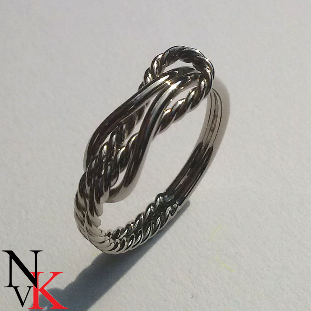 witgouden ring van rond en getorst draad