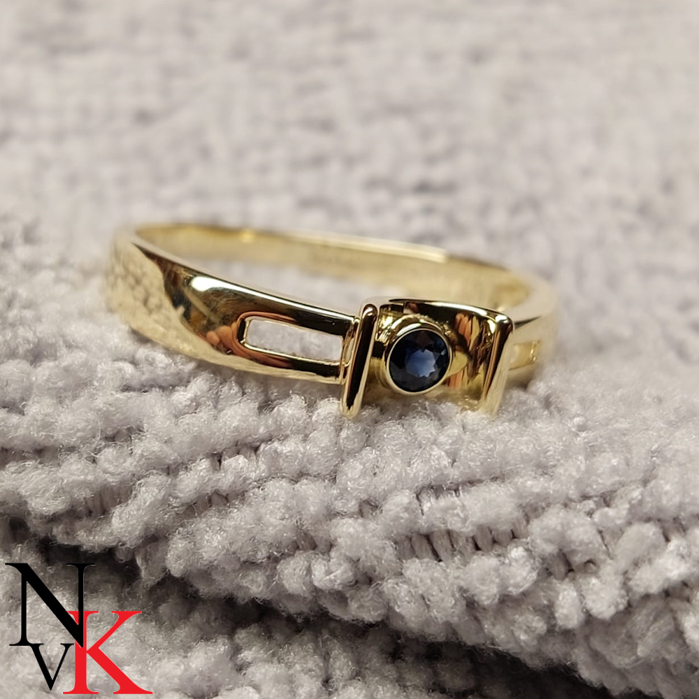 NvK Goudsmederij - Gouden ring met saffier in zetting