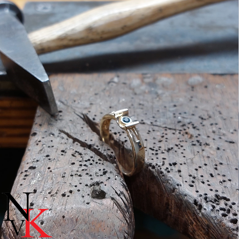 NvK Goudsmederij - Gouden ring met saffier in zetting