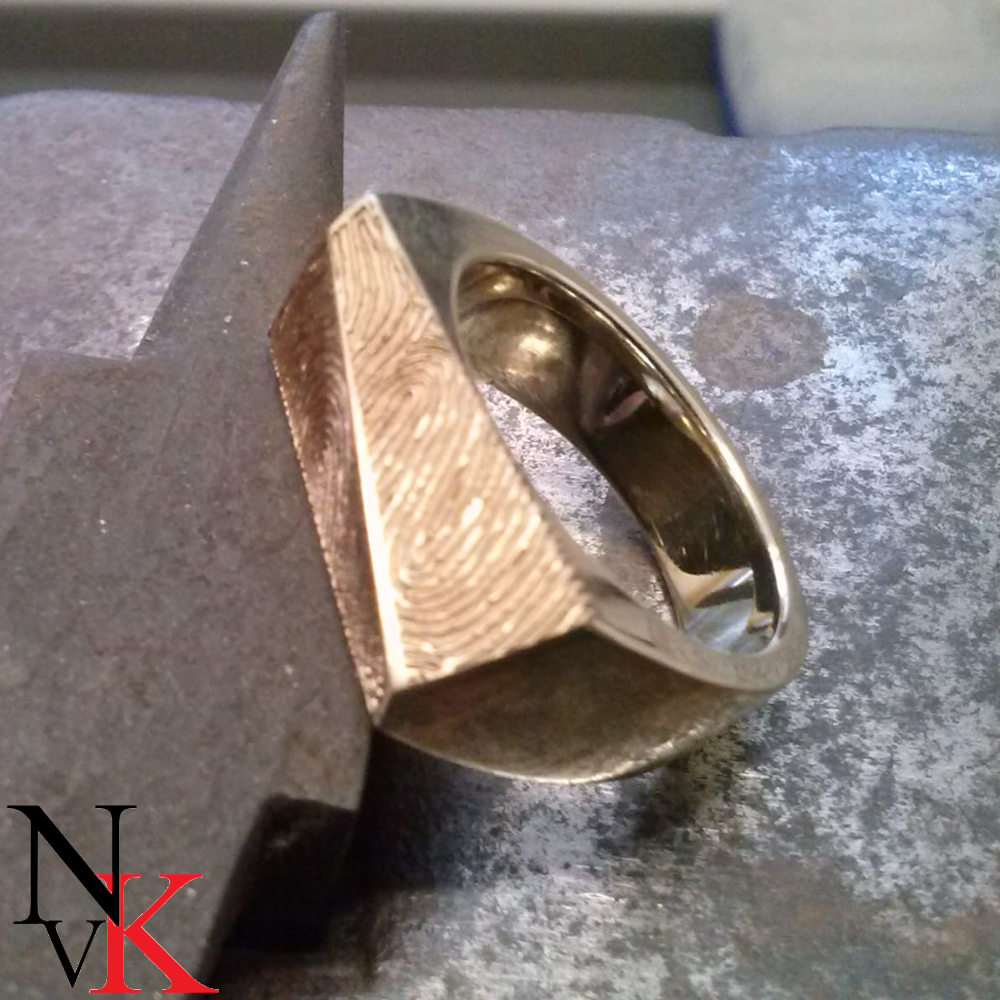 NvK Goudsmederij geelgouden zegelring met vingerafdruk