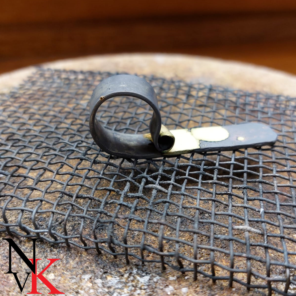 NvK Goudsmederij Geelgouden ring van oud goud met diamant erin