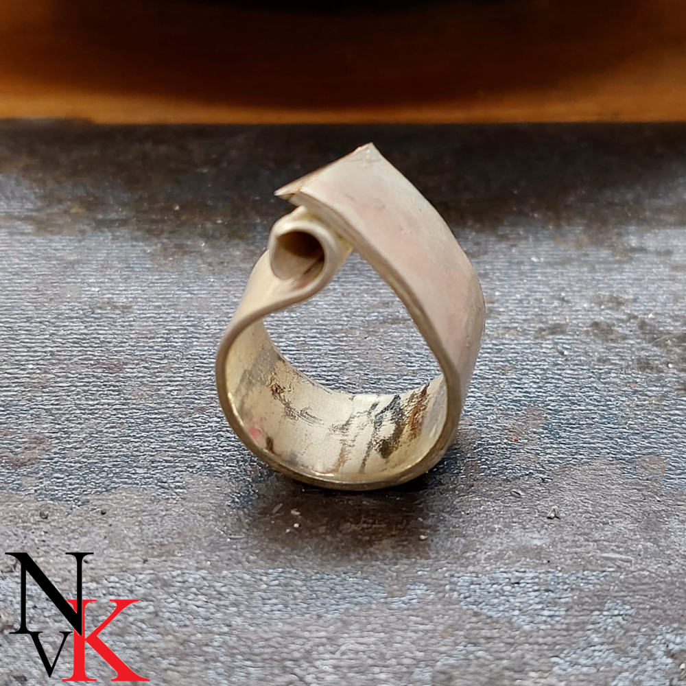 NvK Goudsmederij Geelgouden ring van oud goud met diamant erin