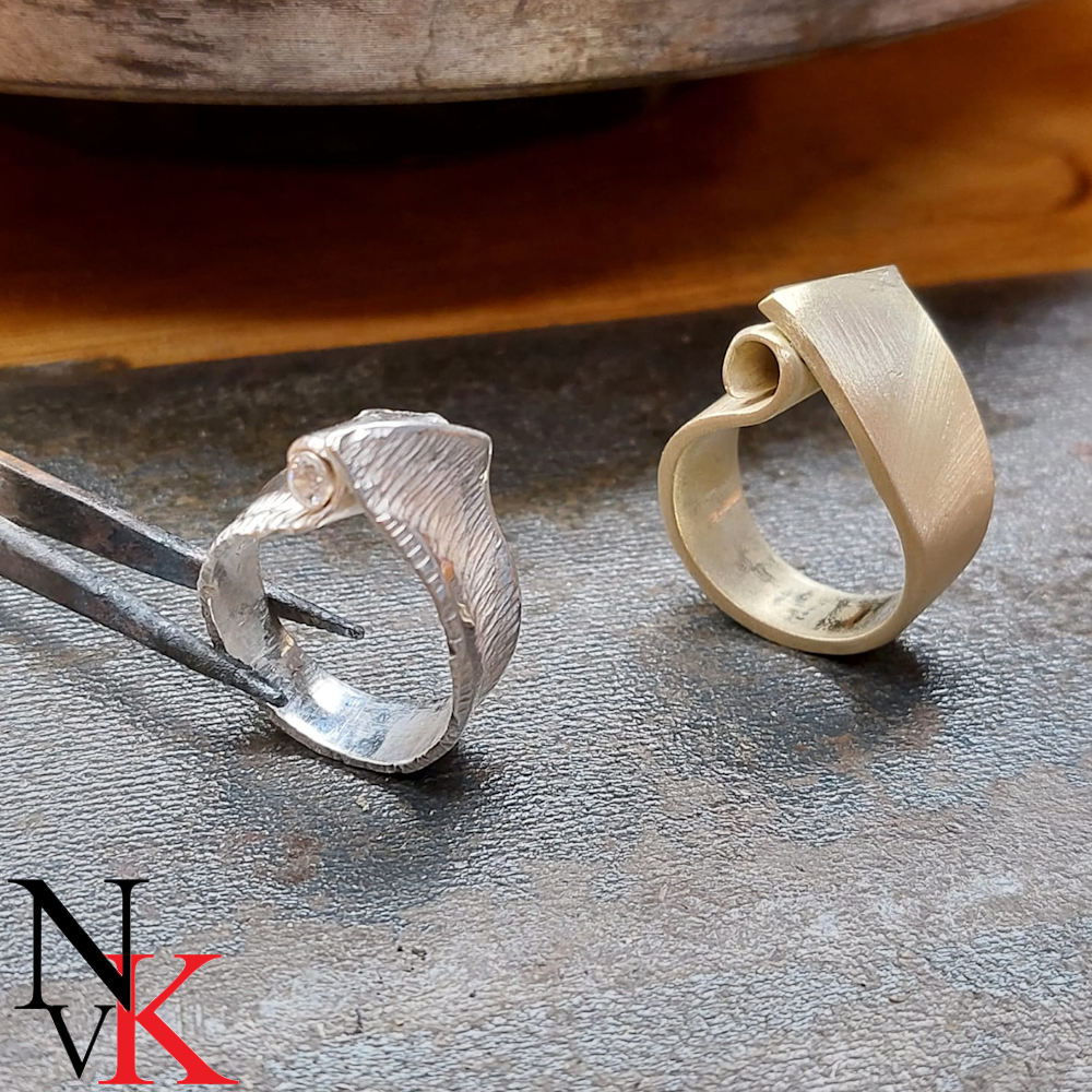 NvK Goudsmederij Geelgouden ring van oud goud met diamant erin