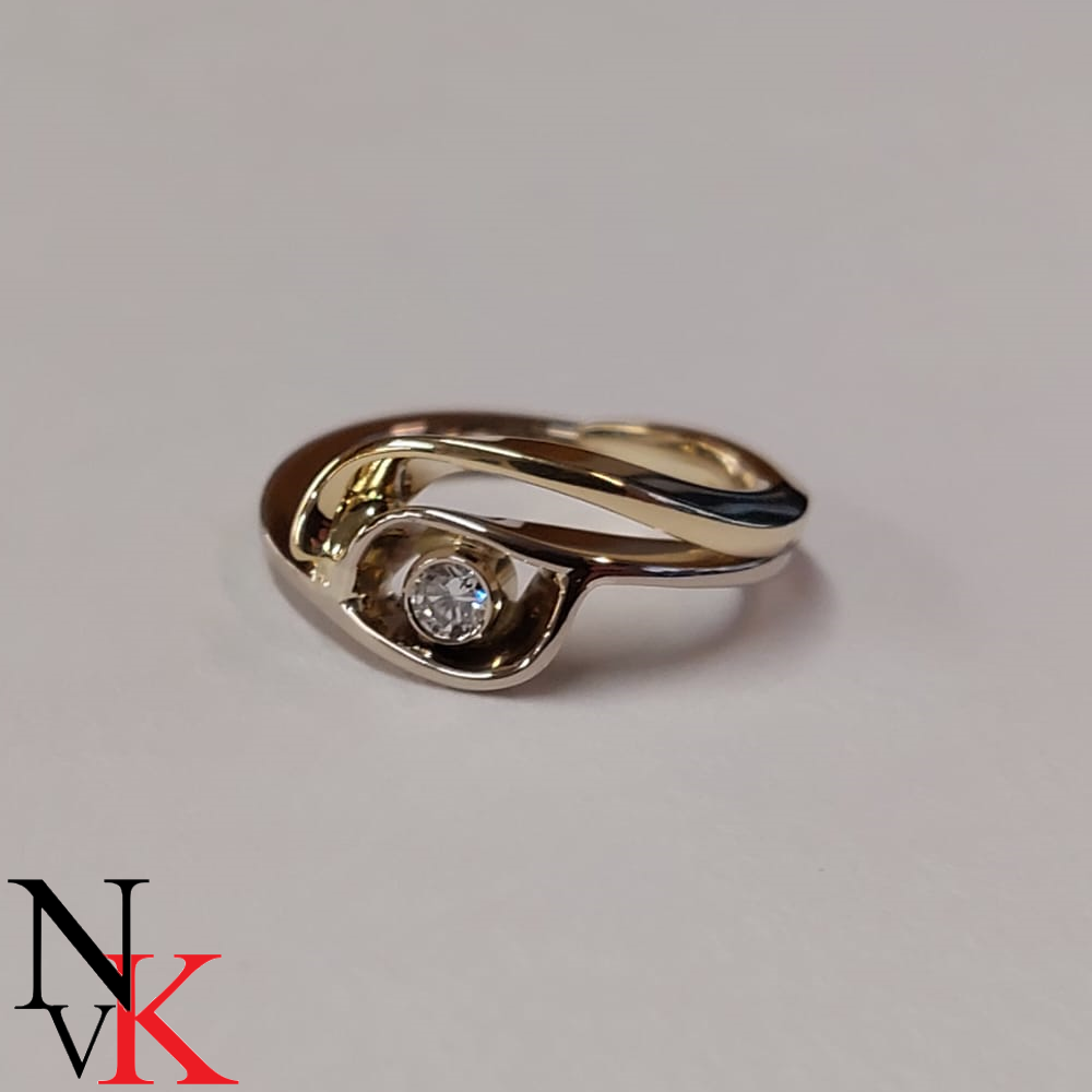 NvK Goudsmederij Nieuwe trouwring, wit en geelgoud met diamant