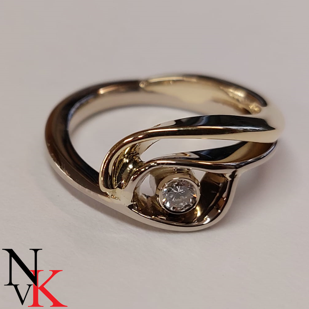 NvK Goudsmederij Nieuwe trouwring, wit en geelgoud met diamant