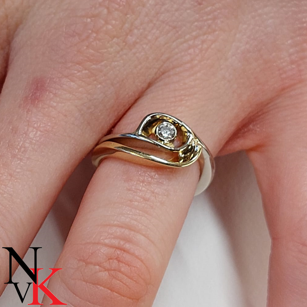 NvK Goudsmederij Nieuwe trouwring, wit en geelgoud met diamant