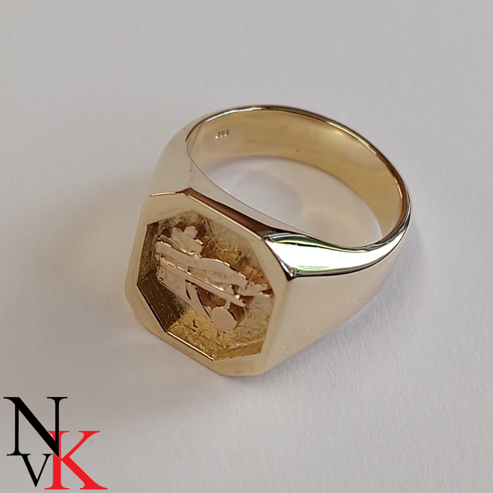 NvK Goudsmederij Geelgouden ring van oudgoud met familiewapen