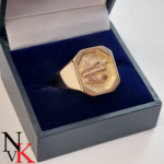 NvK Goudsmederij Geelgouden ring van oudgoud met familiewapen