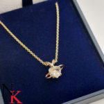 NvK Goudsmederij geelgouden hanger met geslepen witte korund