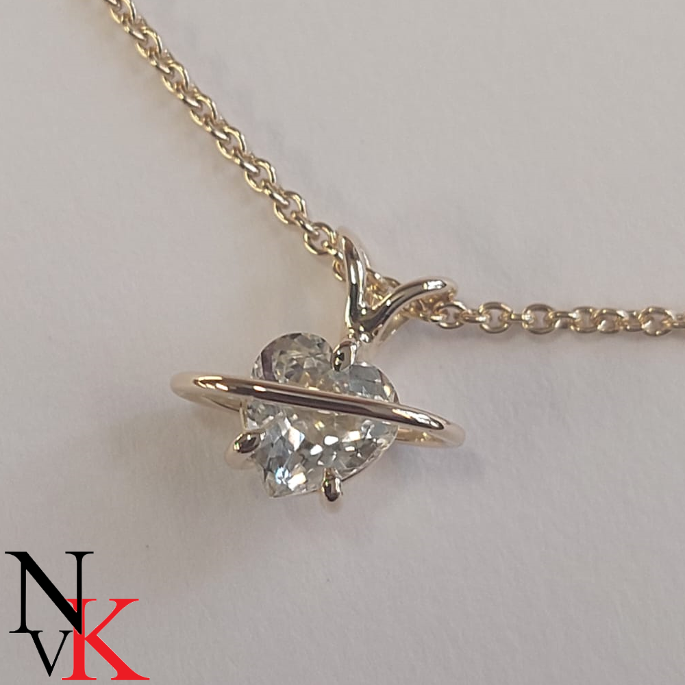 NvK Goudsmederij geelgouden hanger met geslepen witte korund
