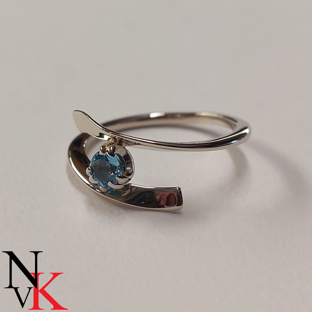 NvK Goudsmederij witgouden ring met blauwe topaas