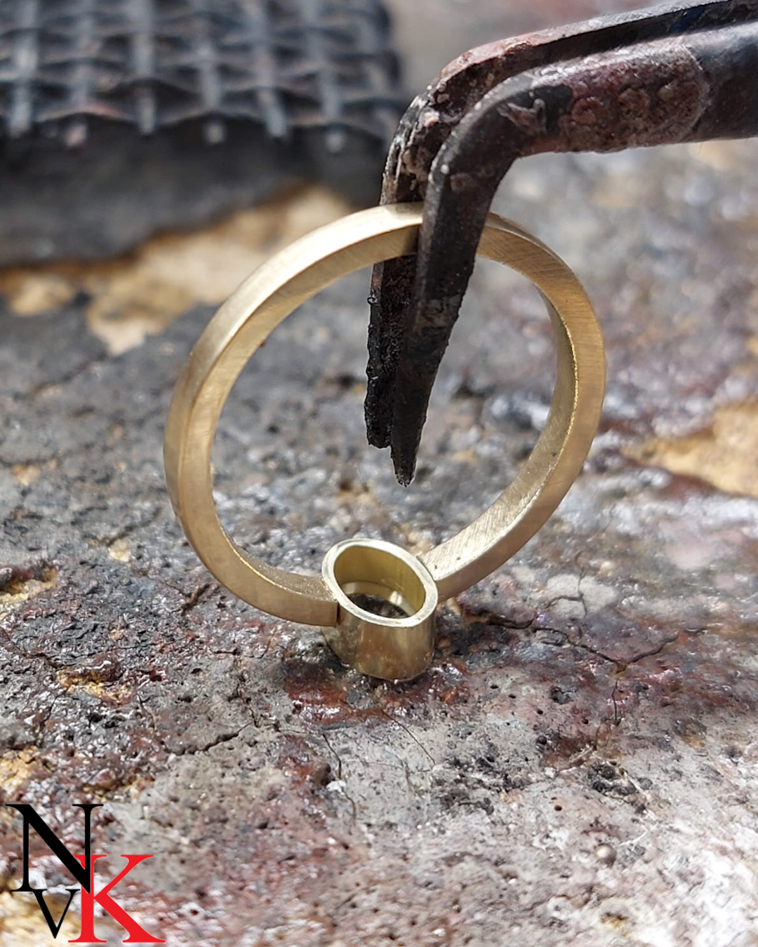 NvK Goudsmederij geelgouden ring blauwe saffier
