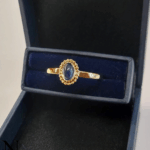 NvK Goudsmederij geelgouden ring blauwe saffier