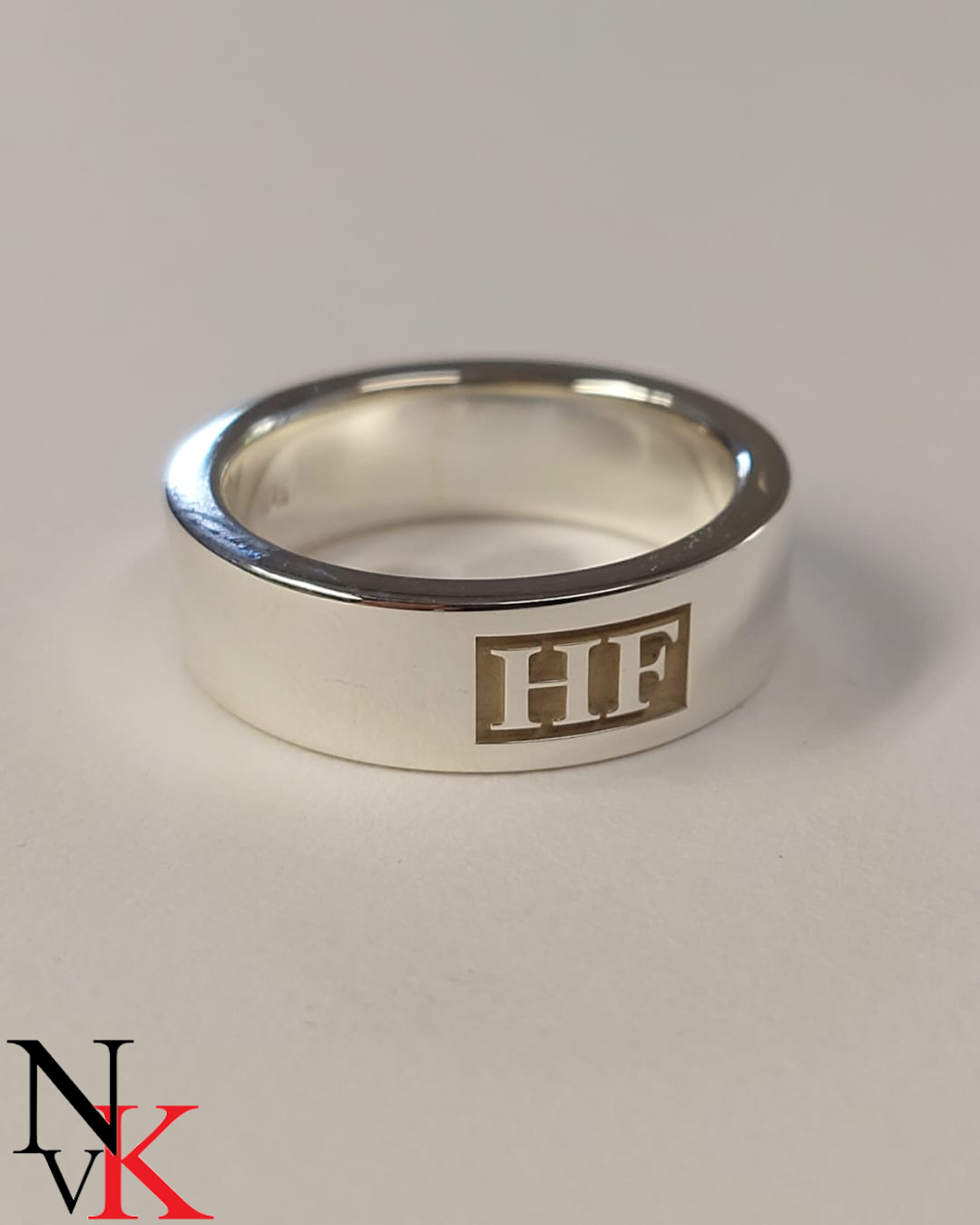 NvK Goudsmederij zilveren ring met monogram