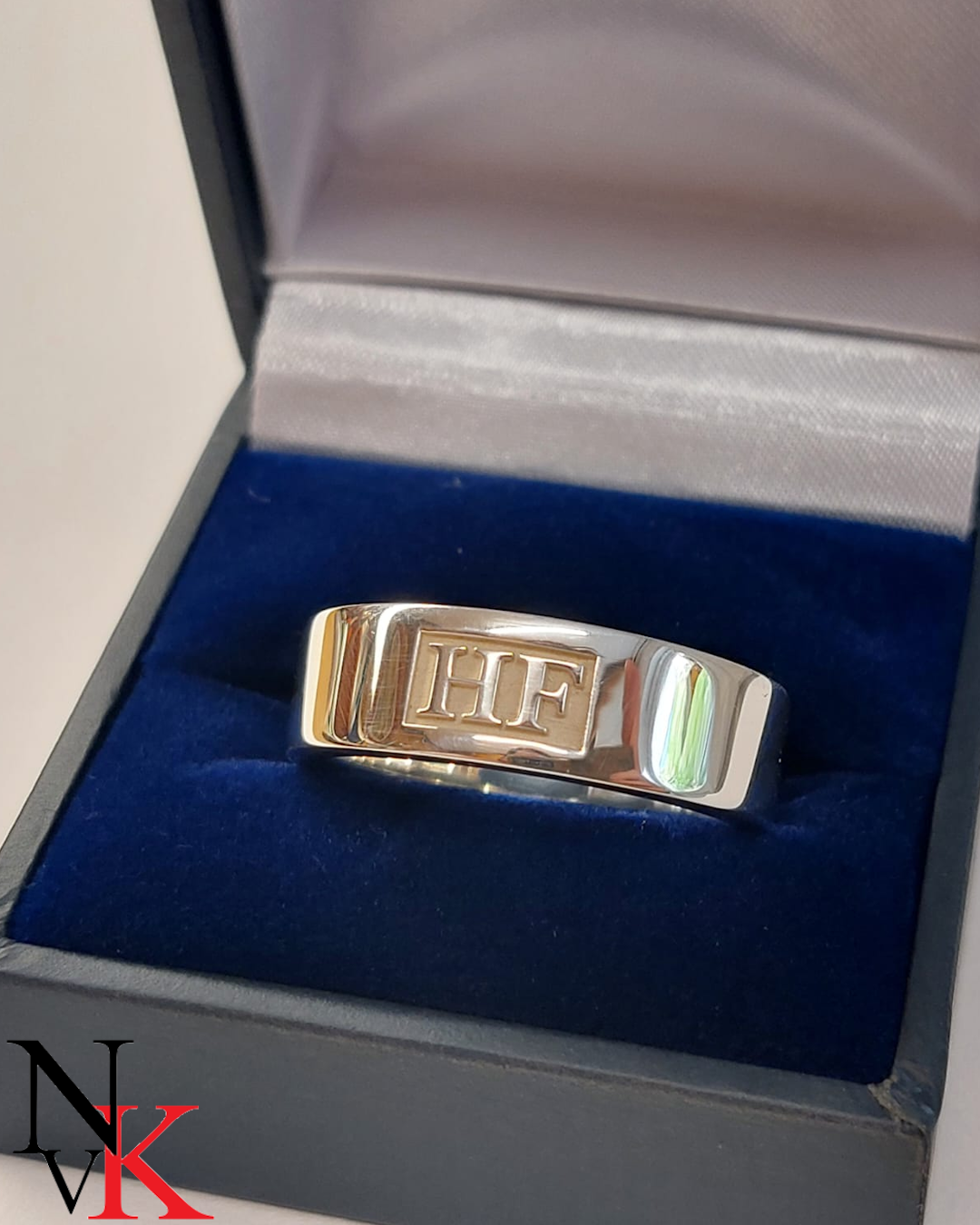 NvK Goudsmederij zilveren ring met monogram