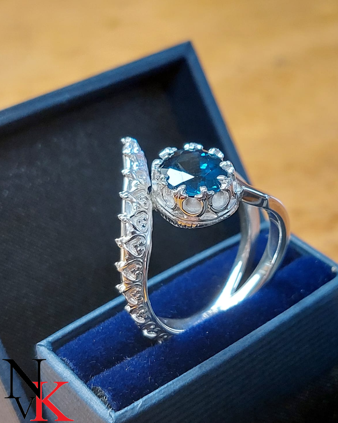 NvK Goudsdmederij zilveren ring met London Blue topaas