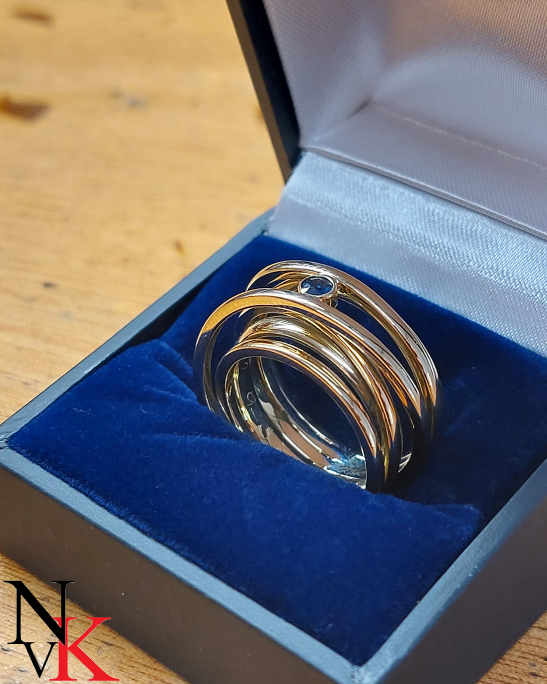 NvK Goudsmederij - geelgouden ring met blauwe saffier
