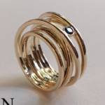 NvK Goudsmederij - geelgouden ring met blauwe saffier