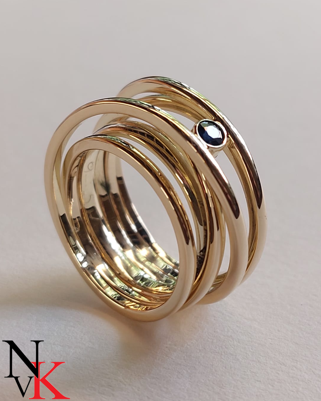 NvK Goudsmederij - geelgouden ring met blauwe saffier