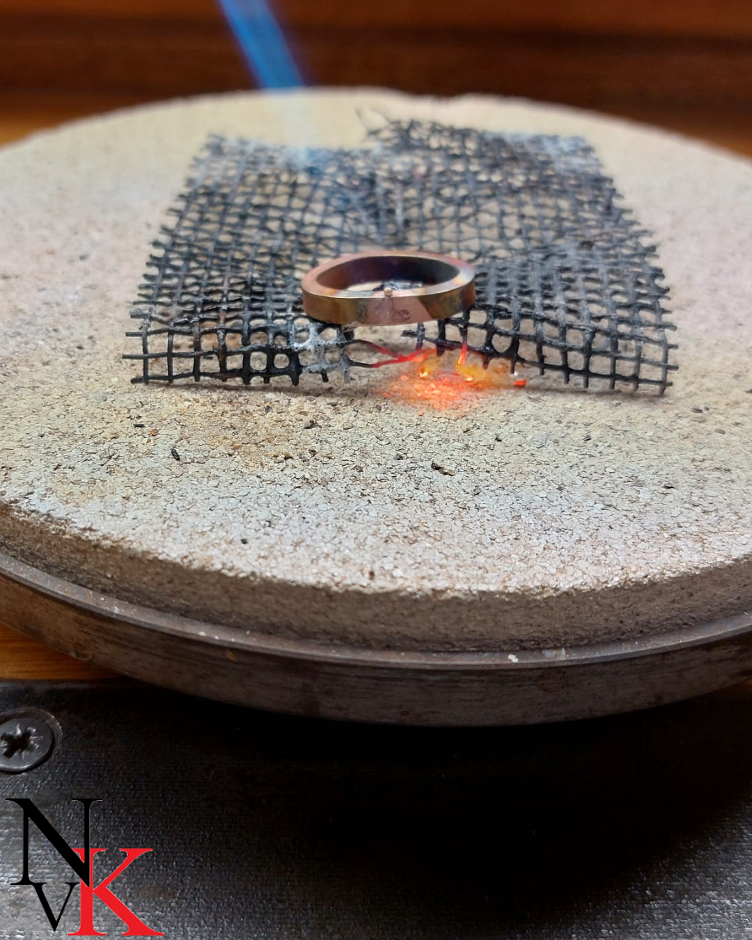 NvK Goudsmederij - Bicolor trouwringen van oudgoud met diamant uit oude ring