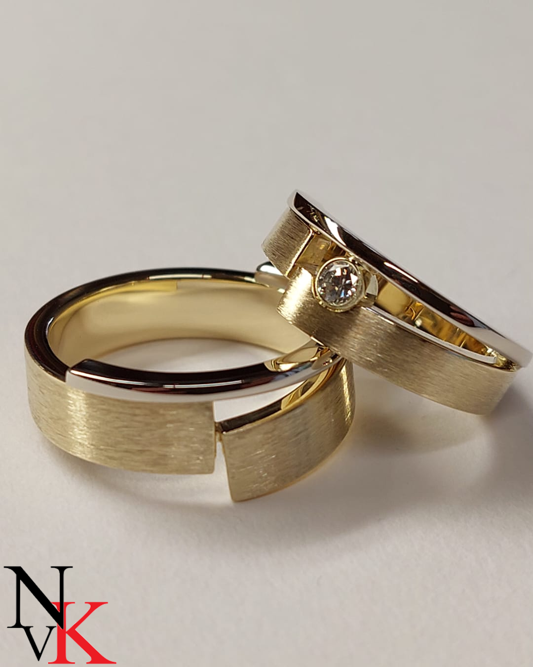 NvK Goudsmederij - Bicolor trouwringen van oudgoud met diamant uit oude ring