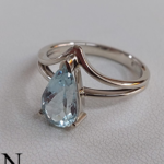 NvK Goudsmederij witgouden ring met lichtblauwe aquamarijn peer geslepen 1