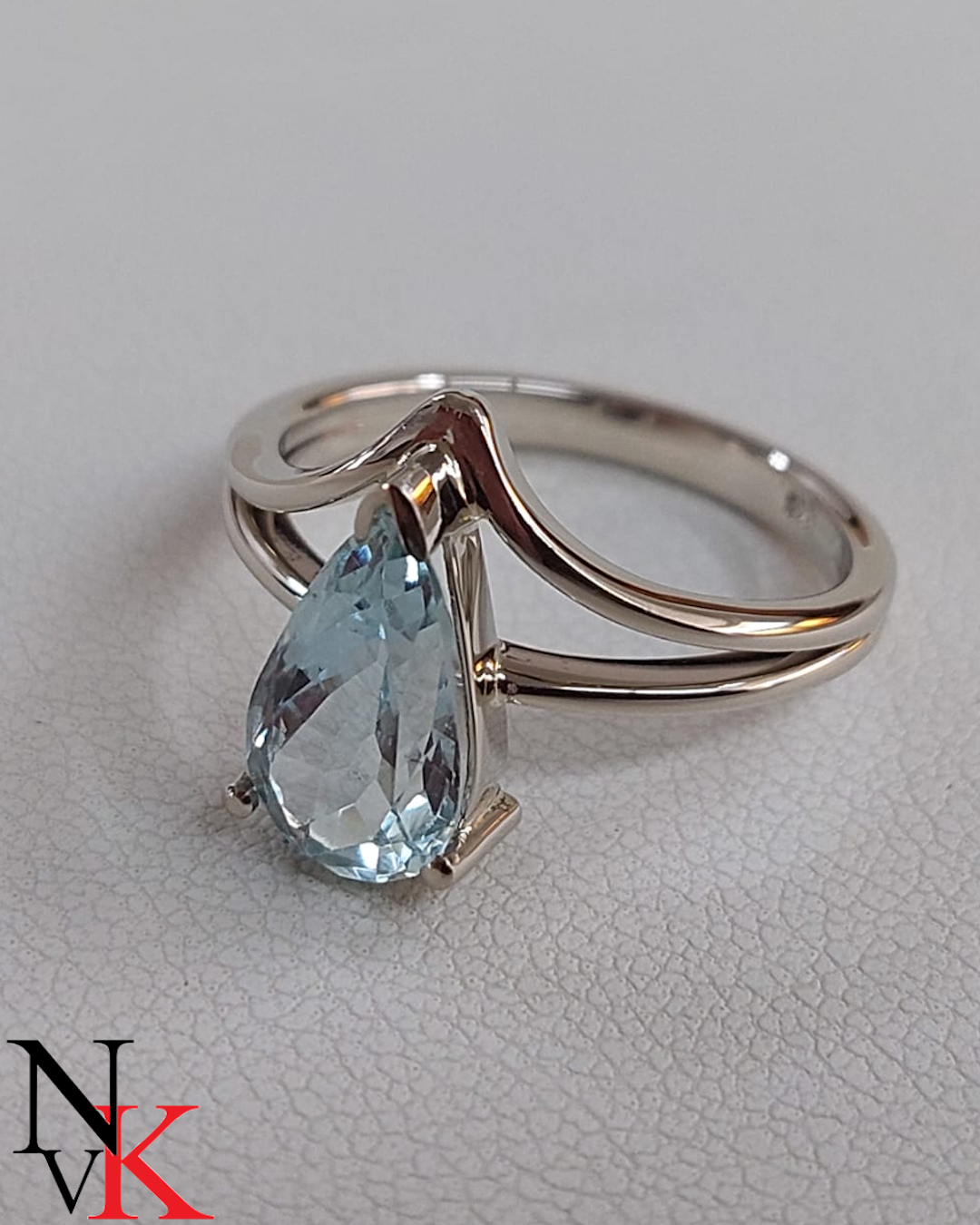 NvK Goudsmederij witgouden ring met lichtblauwe aquamarijn peer geslepen 1