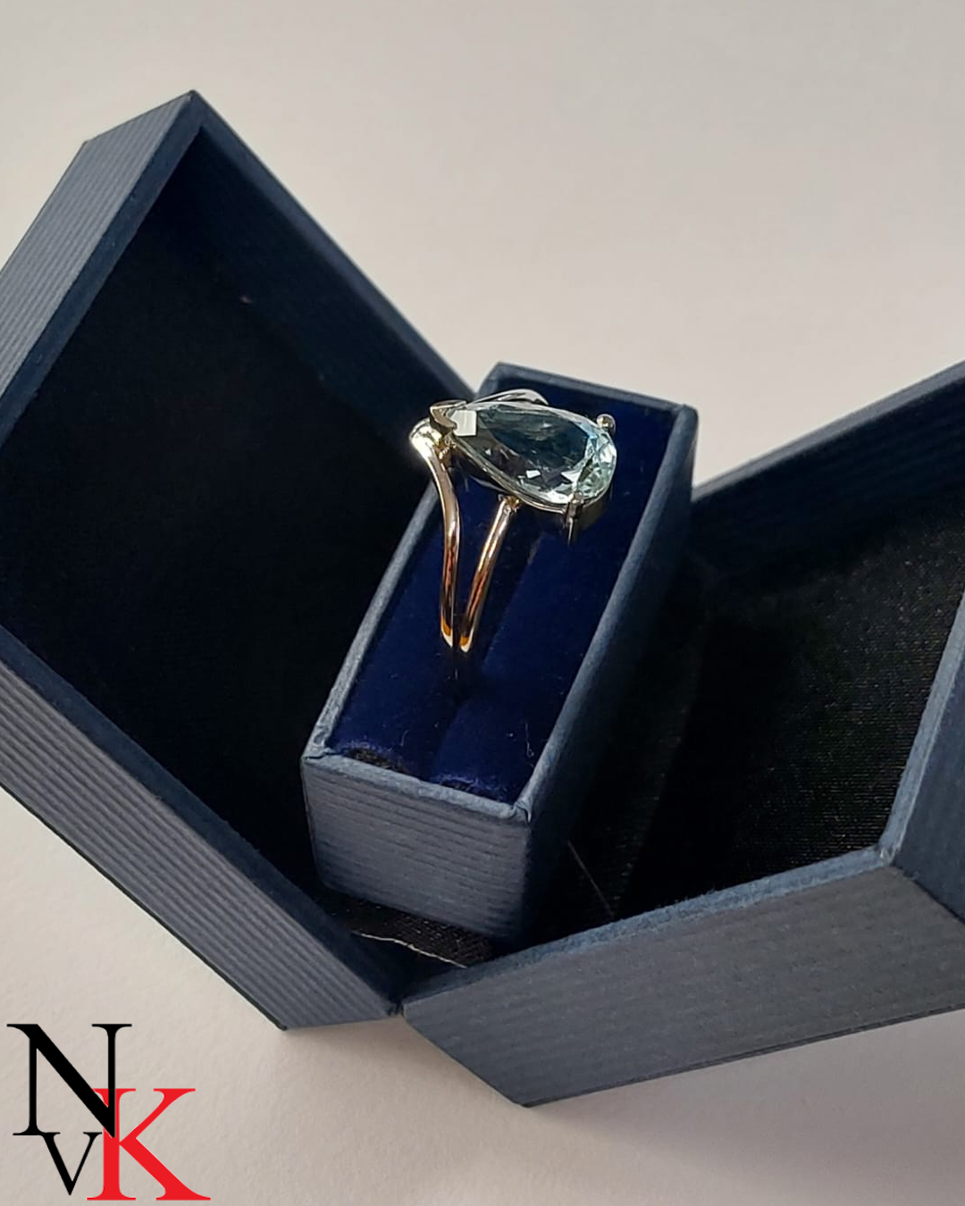 NvK Goudsmederij witgouden ring met lichtblauwe aquamarijn peer geslepen 1