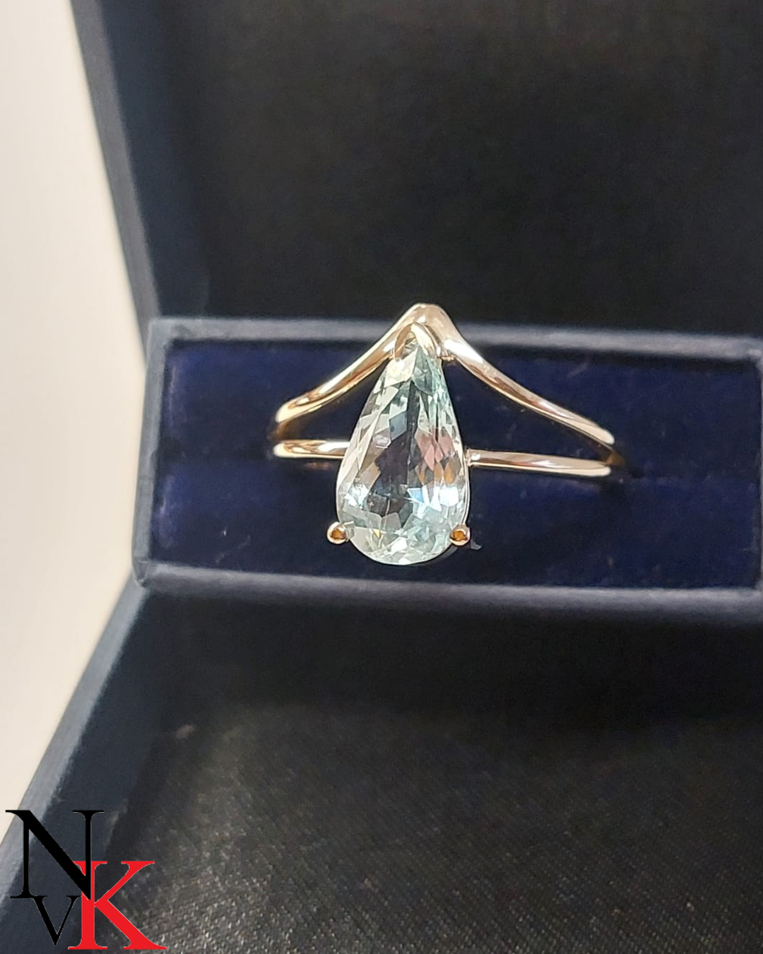 NvK Goudsmederij witgouden ring met lichtblauwe aquamarijn peer geslepen 1