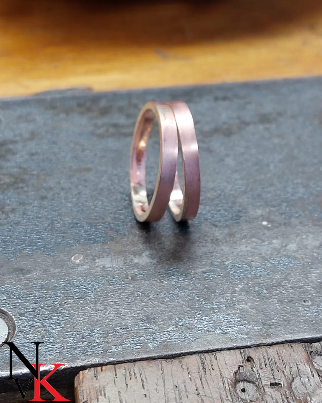 NvK Goudsmederij geelgouden herdenkingsring met vingerafdruk as en diamanten