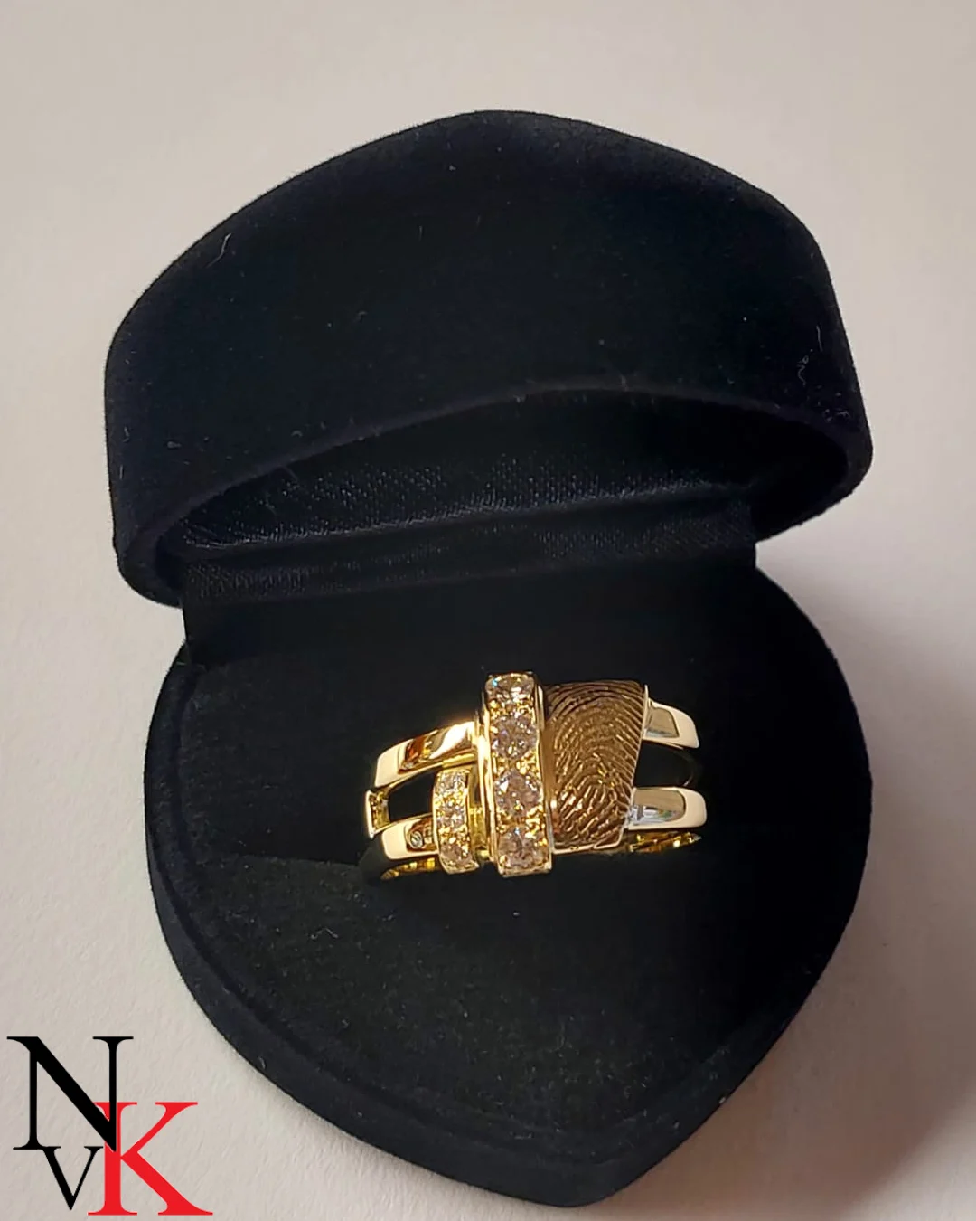 NvK Goudsmederij geelgouden herdenkingsring met vingerafdruk as en diamanten